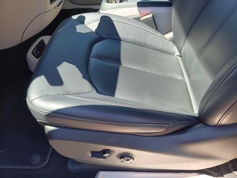 Used 2024 Chrysler Pacifica Touring-L FWD image 13