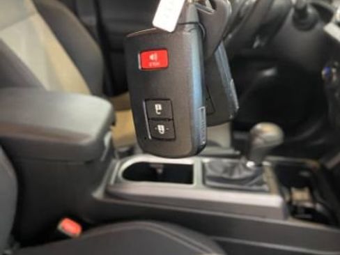 Used 2022 Toyota Tacoma TRD Off-Road image 9