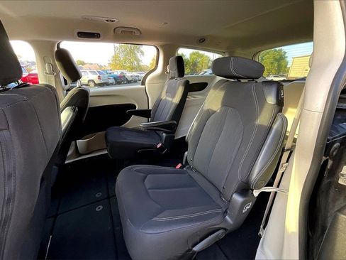 Used 2023 Chrysler Voyager LX image 29