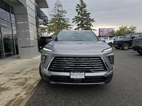 Used 2025 Buick Enclave Preferred w/ Power Package image 2