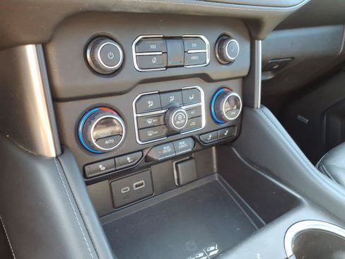 Used 2021 Chevrolet Tahoe Z71 w/ Luxury Package AWD/4WD image 21