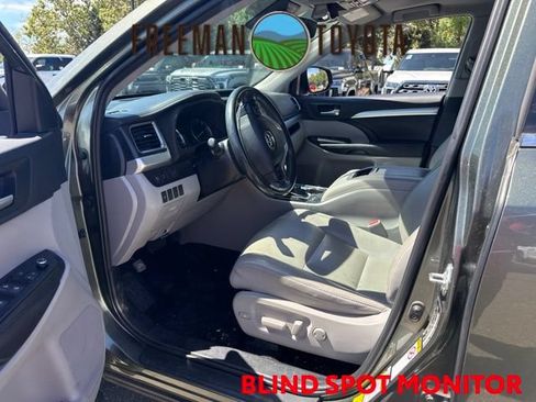 Used 2019 Toyota Highlander XLE AWD/4WD image 7