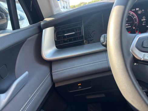 Used 2026 Volkswagen Tiguan SE AWD/4WD image 57