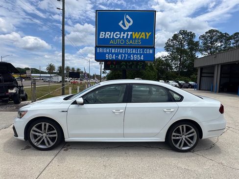 Used 2018 Volkswagen Passat 2.0T R-Line w/ R-Line Lighting Package FWD image 2