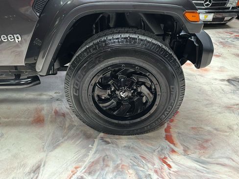 Used 2018 Jeep Wrangler Unlimited Sahara AWD/4WD image 37