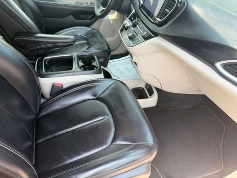 Used 2023 Chrysler Pacifica Touring-L FWD image 36