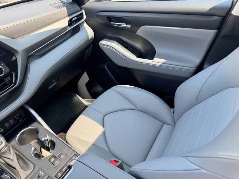 Used 2022 Toyota Highlander XLE AWD/4WD image 11