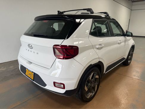 Used 2022 Hyundai Venue Limited FWD image 7