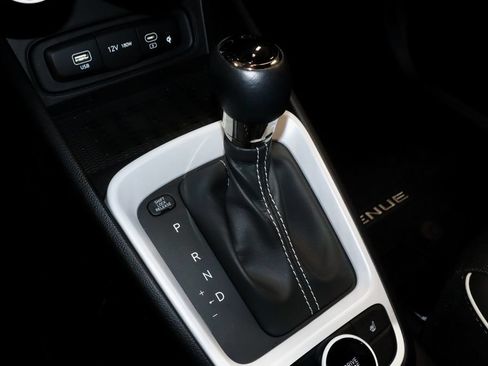 Used 2024 Hyundai Venue Limited FWD image 34