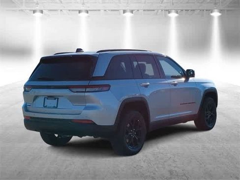 New 2025 Jeep Grand Cherokee Altitude image 8