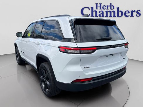 Used 2023 Jeep Grand Cherokee Limited w/ Black Appearance Package AWD/4WD image 3