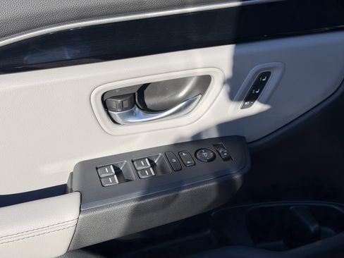 Used 2025 Honda Pilot Touring image 11