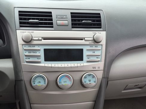 Used 2009 Toyota Camry LE FWD image 13
