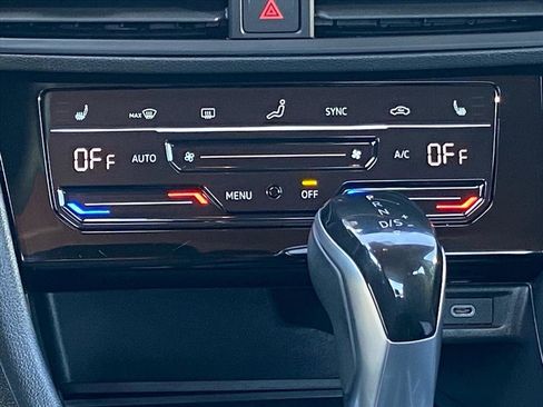 Certified 2025 Volkswagen Jetta SE FWD image 8