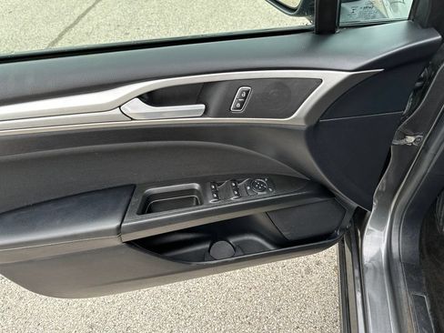 Used 2019 Ford Fusion SE FWD image 20