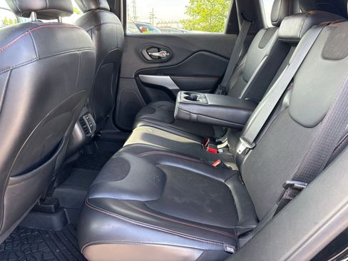 Used 2018 Jeep Cherokee Trailhawk w/ Comfort/Convenience Group AWD/4WD image 9