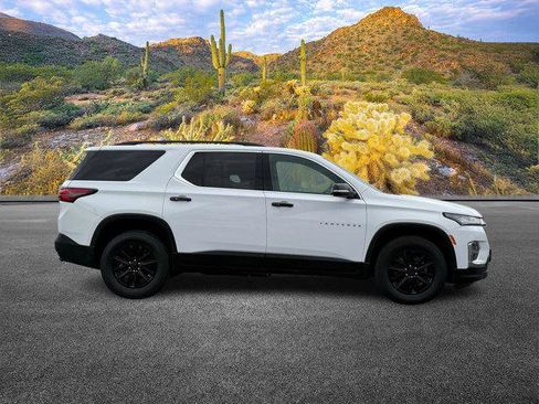 Used 2023 Chevrolet Traverse LT image 3