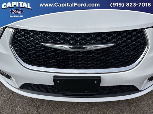 Used 2024 Chrysler Pacifica Touring-L image 10