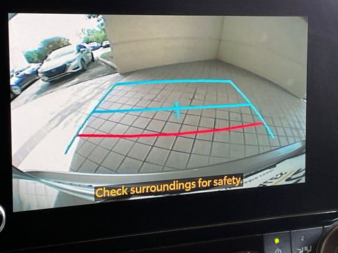 Used 2025 Toyota Highlander LE FWD image 25