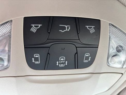 Used 2023 Chrysler Pacifica Touring-L FWD image 27