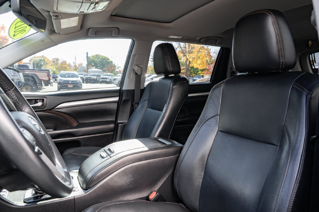 Used 2019 Toyota Highlander XLE AWD/4WD image 25