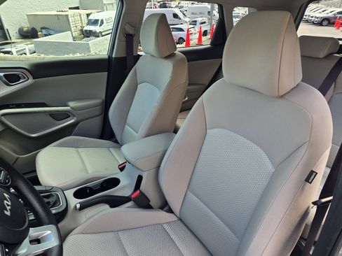 Used 2023 Kia Soul LX image 12