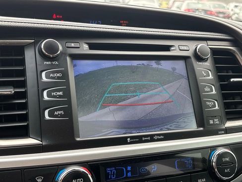 Used 2019 Toyota Highlander XLE image 11