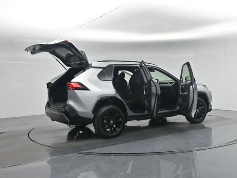 Used 2025 Toyota RAV4 SE image 6