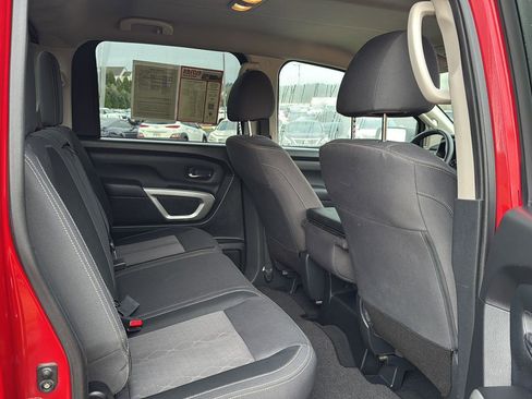 Used 2022 Nissan Titan SV image 11