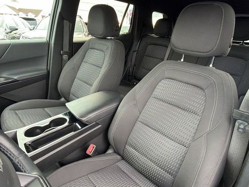 Used 2025 Chevrolet Equinox LT w/ Safety and Technology Package FWD image 4