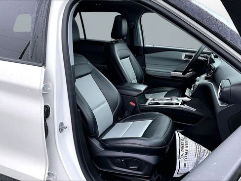 Used 2022 Ford Explorer XLT w/ Equipment Group 202A image 7