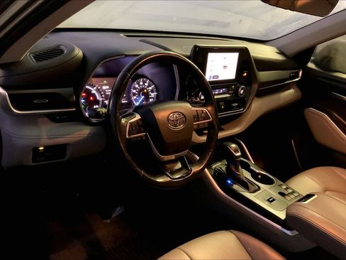 Used 2023 Toyota Highlander XLE image 17