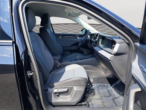 New 2025 Volkswagen Tiguan SE image 18