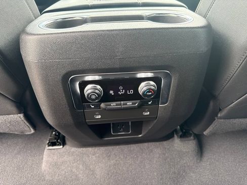 Used 2023 GMC Yukon SLT w/ SLT Luxury Package AWD/4WD image 19