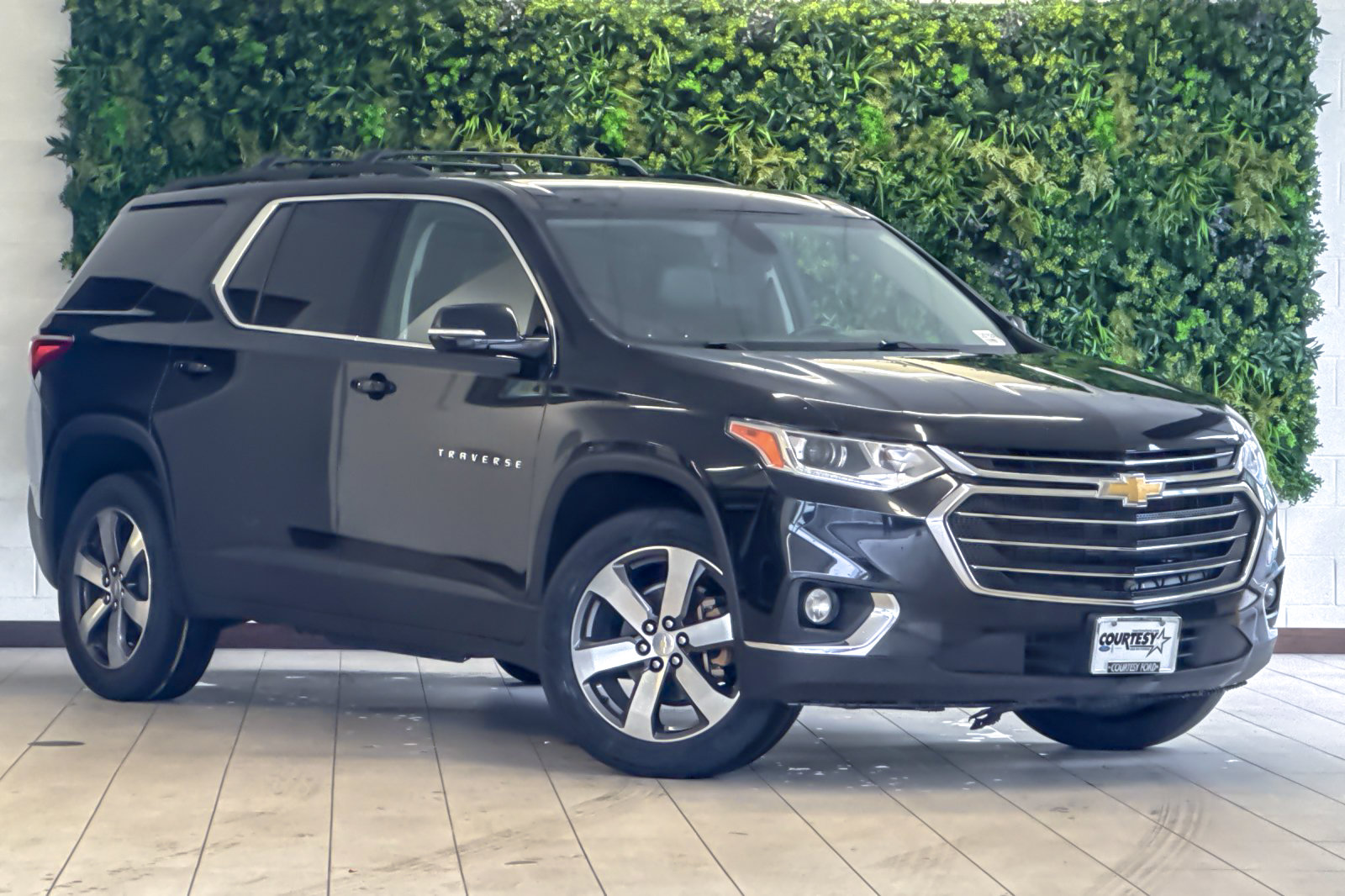 Used 2020 Chevrolet Traverse LT w/ LT Premium Package AWD/4WD image 2