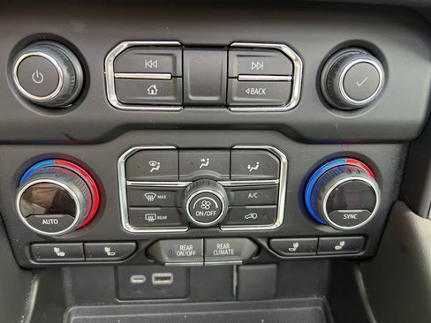 Used 2022 Chevrolet Tahoe Z71 w/ Z71 Off-Road Package image 33