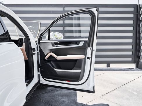 Used 2025 Porsche Cayenne image 20