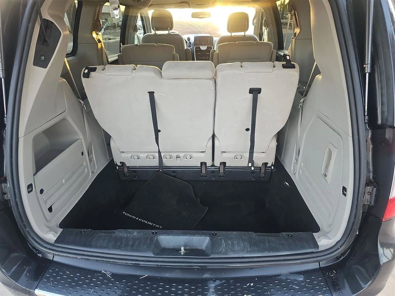 Used 2012 Chrysler Town & Country Touring FWD image 16