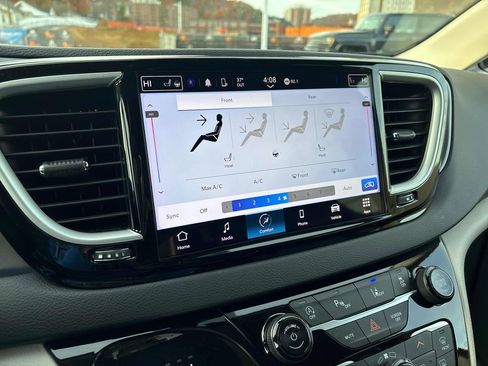 Used 2024 Chrysler Pacifica Touring-L image 22