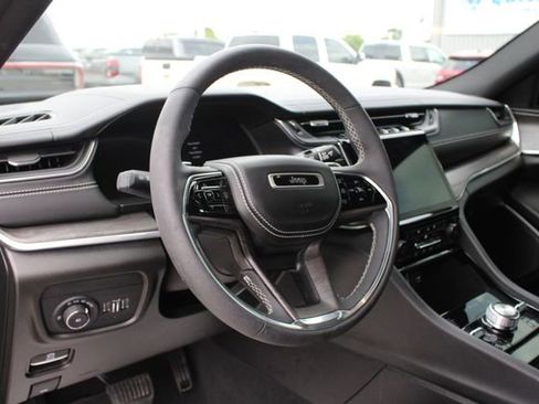 Used 2023 Jeep Grand Cherokee Overland AWD/4WD image 2