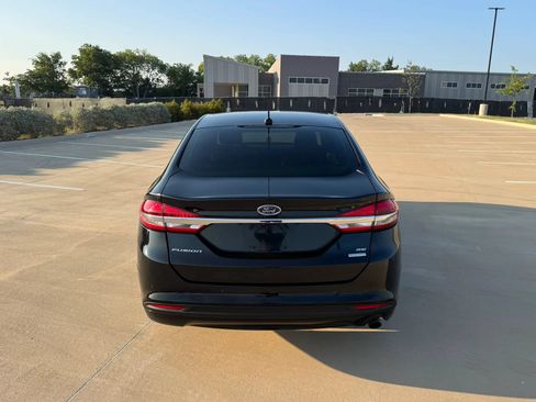 Used 2018 Ford Fusion SE w/ Fusion SE Technology Package FWD image 8