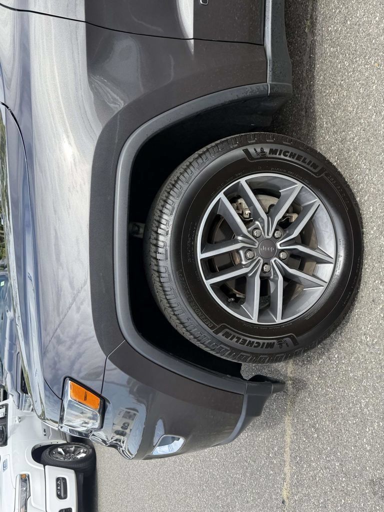 Used 2019 Jeep Grand Cherokee Limited AWD/4WD image 5