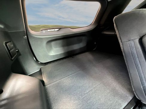 Used 2023 Chevrolet Equinox LT w/ Driver Convenience Package image 17