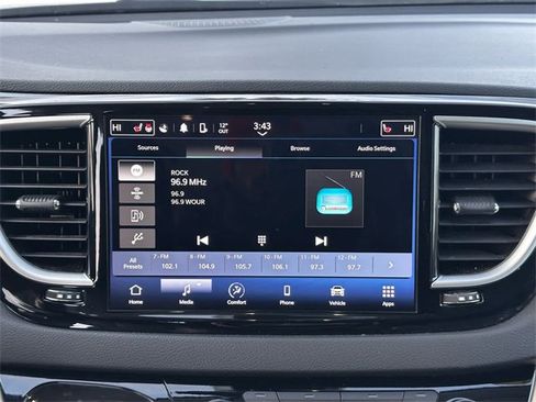 Used 2024 Chrysler Pacifica Touring-L image 17