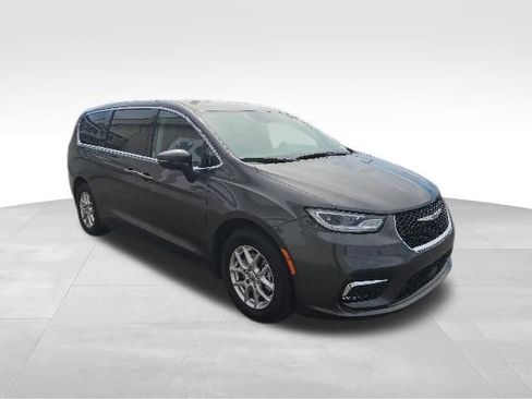 Used 2023 Chrysler Pacifica Touring-L FWD image 7