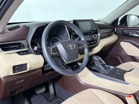 Used 2021 Toyota Highlander XLE FWD image 3