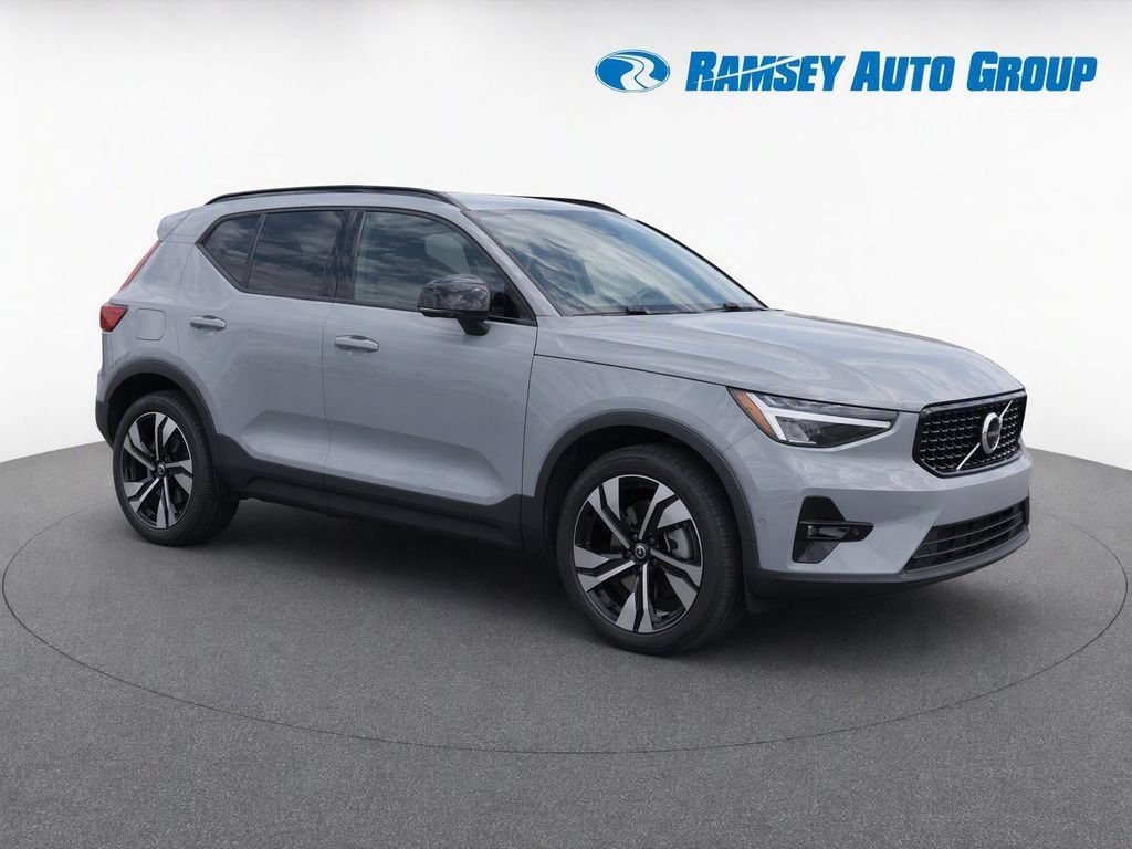 Used 2024 Volvo XC40 B5 Plus w/ Protection Package Premier AWD/4WD image 2