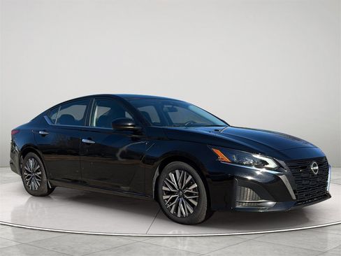 Used 2023 Nissan Altima 2.5 SV image 1