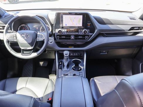 Used 2024 Toyota Highlander XSE FWD image 7