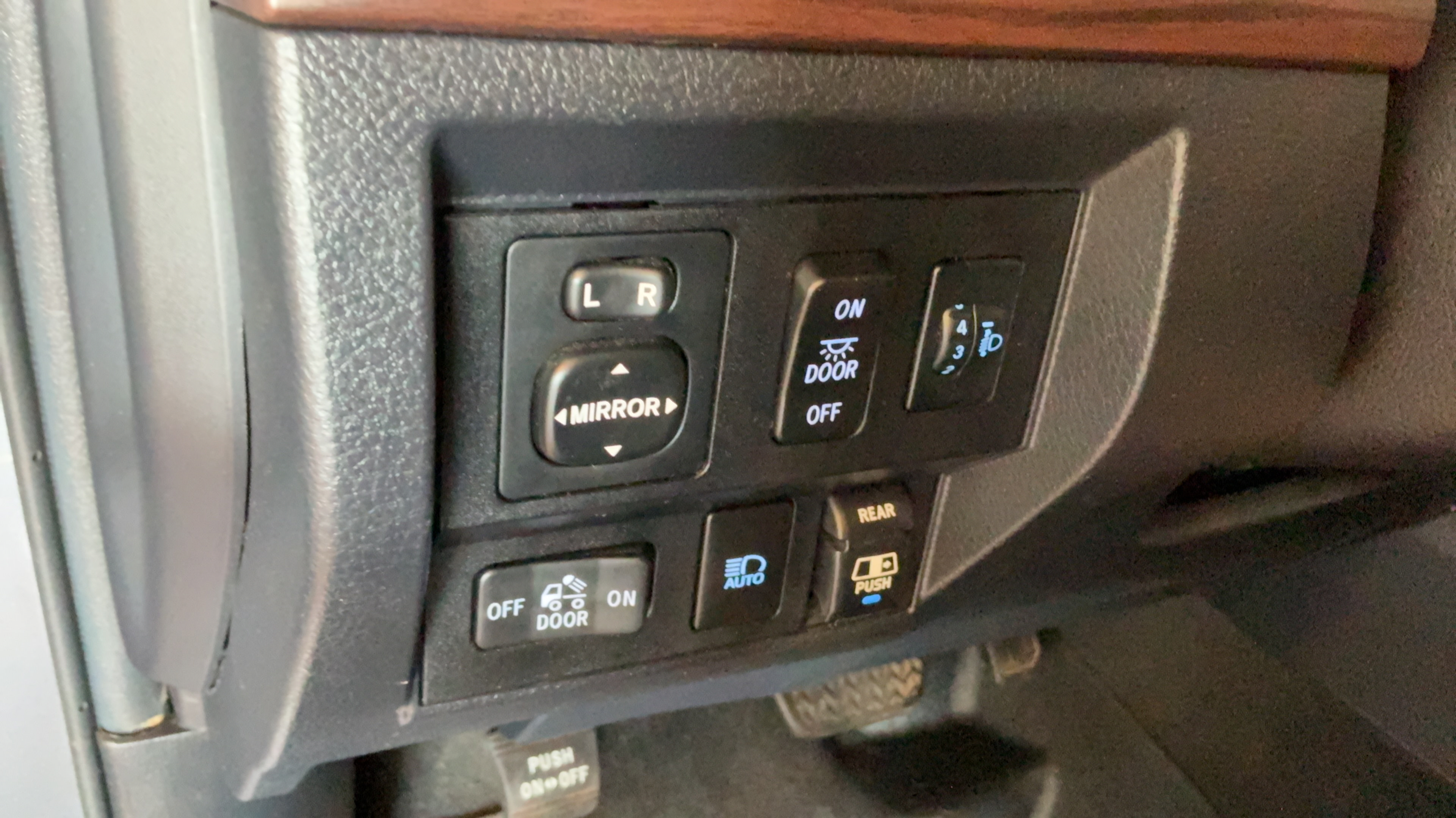 Used 2018 Toyota Tundra Limited w/ Limited Premium Package AWD/4WD image 18
